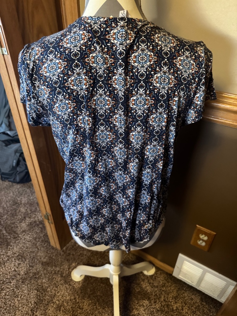 Leo & Nicole Navy Blue Printed V-Neck Short Sleeve Blouse - Picture 2 of 3